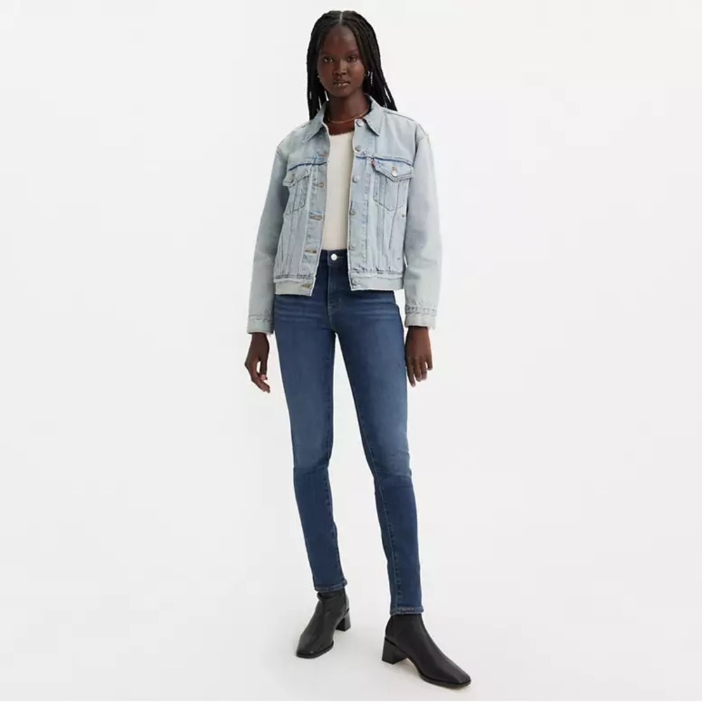 Excellent condition LEVI’s SHAPING SKINNY JEAN